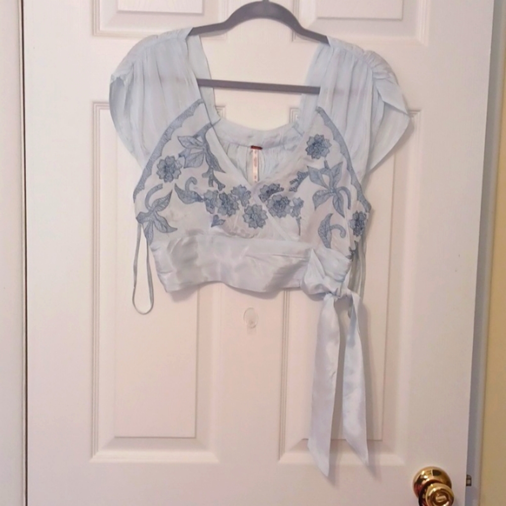 Free People, sz XS, embroidered crop top in pale blue, ties on the side. Cap sle